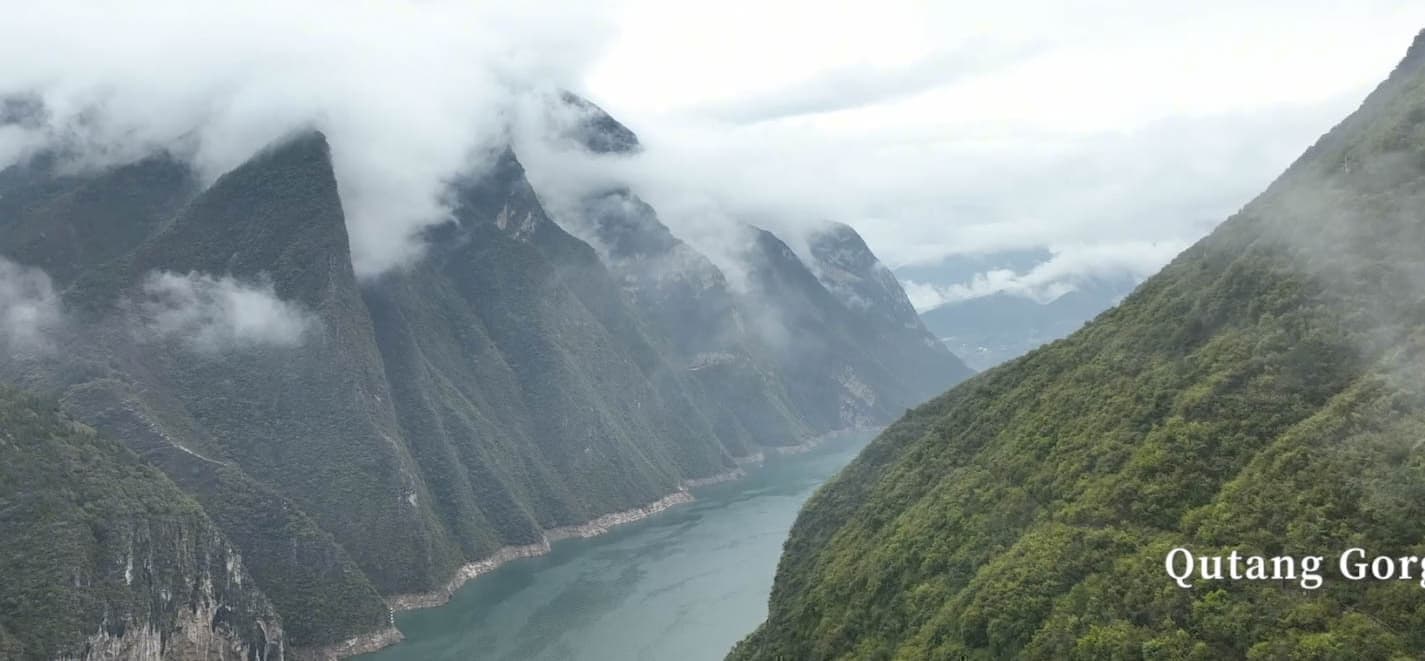 長江三峡クルーズ空から見た瞿塘峡